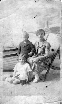 Studio portrait of Nan Bateson with grand-children Ada and Ralph