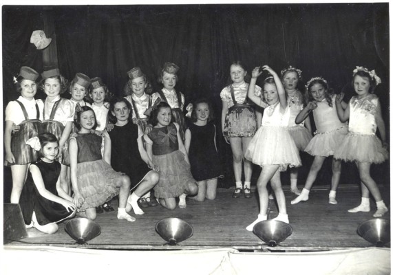 Bottesford young Guides dancing troupe