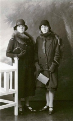 Portait of Mary and Margaret Johnstone in travelling clothes