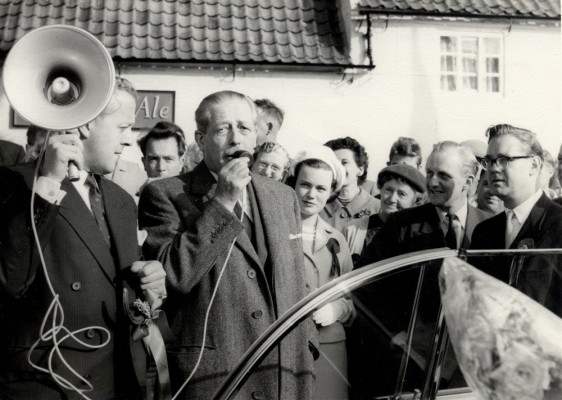 Harold McMillan campaigning, in front of the Red Lion, Grantham Road, Bottesford
