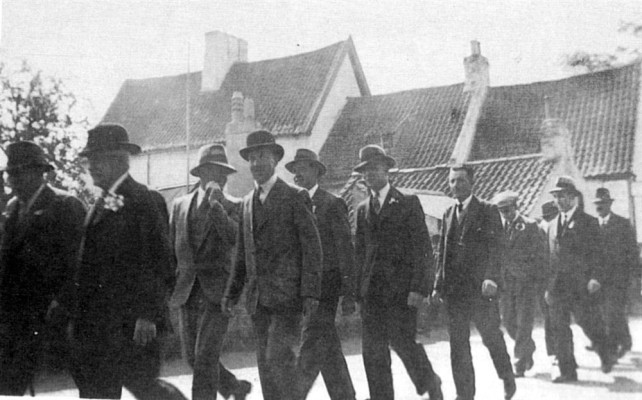 BOT035_005_catalogue1 Friendly Society parade Church St. c.1930