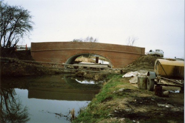 Rebuilding Muston Canal Bridge in 1988_6