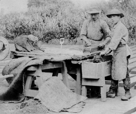 JRO_Brickyard5_crop1 Trimming the Clay in the Mould