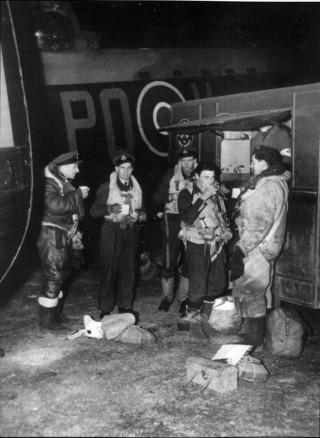 065_Ch_9_photo W/Cdr Comm and crew wait for take-off, March 1943. In the meantime they drink tea provided by the NAAFI waggon. Left to right: F/O Roy Hare, S/Ldr Evans (of the 5 Croup Navigation staff), W/Cdr Comm, Sgt James Lee and Sgt A. Brown | ©️Vincent Holyoak