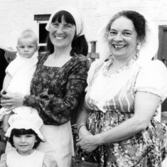 200_yrs_Bunkers_Hill__Journal_right_crop_70 Mu Martin with Joe, Emily Martin and Mary Cameron