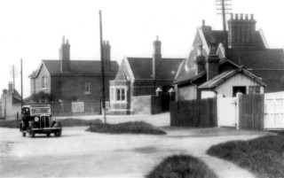 Ada_Bond_set_1_bw_0014_station___car_close-up Bottesford Station c. 1930?