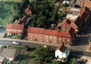 Aerial_High_St_-_Queen_St_junction Late 1970s aerial view of No 13 and 11 in the foreground. The 'green lane' is visible to the right of the white cottage in the right hnd foreground.