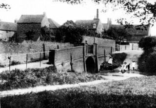Angela_Marsh_The_Green_bridge_looking_S__crop Who Lived on The Green in 1901?
