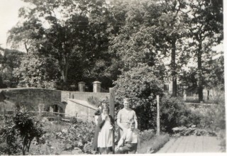 Nellie Pinfold with her children when visiting sister Annie Harby in 1930s
