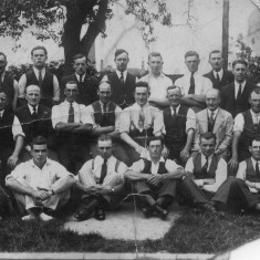 Bolland_0081_Skittle_Club__includes_Joe__dad_ Skittle team - Joe (dad) 6th from lh middle row