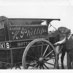 Bolland_0105_Joe__dad_ Joe (dad) working for Phillips the bakers.