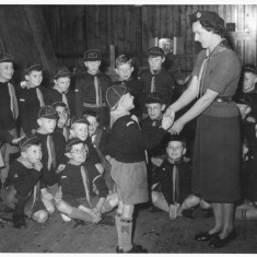 Bolland_0107_Bottesford_Cubs__including_Ken_ Cubs - Ken lh side kneeling next to cub with hand on chin