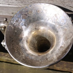 Engraved decoration on the inside of the horn.