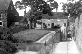 Cottages_on_The_Green,_Bottesford_c._1950 Cottages by the Ford and The Green, Devon Lane