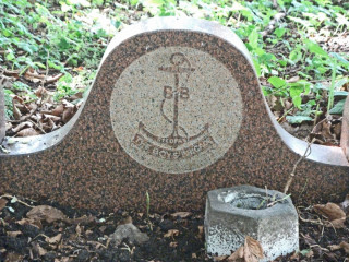 DSCF1966_02 Detail of Alfred Davidson's grave - the insignia of the Boys Brigade