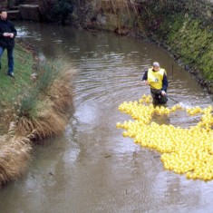 Duckrace_2002_3_v21 The Bottesford sweeper system in action.