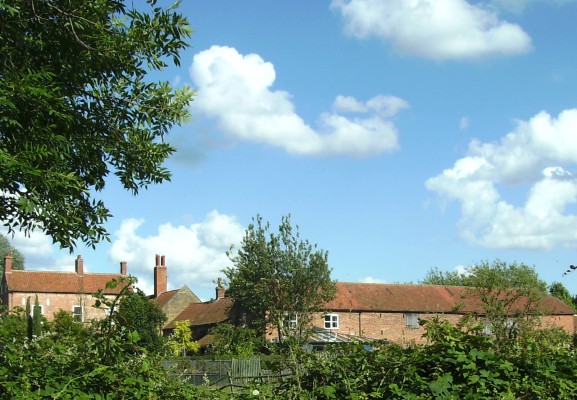 Easthorpe Manor and barn