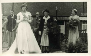 Festival_Queen_1951331LR11 Crowning of the Festival of Britain Queen in 1951 in front of the Bottesford VC Memorial Hall: Left to right: Mr Heath, Dorothy Calcraft, Mr Gale, Mrs Gale and Margaret Waudby
