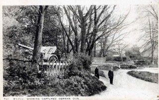 Gun_Post_card078 Postcard of a WW1 captured German Field Gun with Mr and Mrs William Samuel