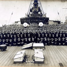 HMS_QE_1918254 HMS Queen Elizabeth (Admiral Beatty's Flag Ship): Ships company; King George V standing middle 2nd Row; Admiral Beatty seated 1st left; Frank Wright Vincent 2nd Row, 3rd left.