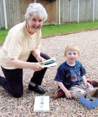 Janet_Kyle___Will_Tobin_crop_701 Will shows his finds to Janer Kyle