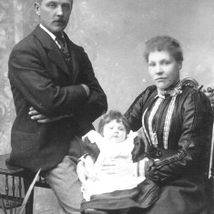 My great grandfather William Francis Bray (1867-1939), great grandmother Annie Bray (nee Hammond, 1880-1955) and my grandmother Winnie as a baby, 1901. Annie was born at Old Somerby near Grantham and married Francis in 1900.