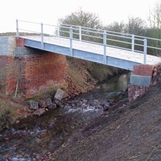 OLYMPUS DIGITAL CAMERA The replacement '3 Arch Bridge' now just spanning the River Devon - somewhat lacking the archectural presence of the old bridge!