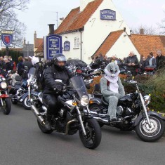 OLYMPUS DIGITAL CAMERA Setting off from the Red Lion