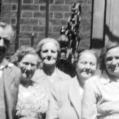 Phil_Taylor_DowningSt_left_crop_72 Who are the two gentlemen and four ladies shown here?