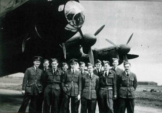 207 Squadron's Conversion Flight, spring 1942. F/O Dave Green (fifth left) survived the war to retire from the RAF as an Air Commodore. F/Lt Peter Ward-Hunt (fifth right) went on to become a flight commander on 106 Squadron under Guy Gibson (of Dambuster fame). | ©️Vincent Holyoak