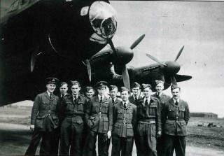 Photo_1_Ch4_712.LR 207 Squadron's Conversion Flight, spring 1942. F/O Dave Green (fifth left) survived the war to retire from the RAF as an Air Commodore. F/Lt Peter Ward-Hunt (fifth right) went on to become a flight commander on 106 Squadron under Guy Gibson (of Dambuster fame). | ©️Vincent Holyoak