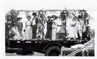 Photos065 The Brownies' Float circa 1952: Jill Howitt, Shirley Jackson, Adrienne Edwards, Pamela Jackson, Helen Carrington, Margaret Pearson, Catherine Samuel, Vivienne Jallands
