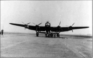 Lancaster R5632 'N-Nuts' of 207 Squadron and its crew on dispersal, Bottesford summer 1942 | ©️Vincent Holyoak
