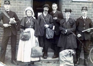 Post_Office1912_376LR1 Post Office Staff in 1912 - C. Calcraft (far left); Mrs. Skillington; J. Parnham; Mr. White (Postmaster); Miss Dent or Miss Normand; and J. Rawdin (far right)