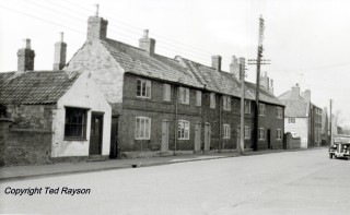 Queen_St._Demolished_cotages_Ted_Rayson Gregg's Shop and now demolished houses