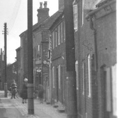 Queen_St_E._Looking_S_W._side_crop Queen St West side, South end