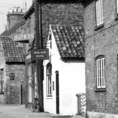 Queen_St_looking_North_cropped_E._side1 The Grantham Equitable Cooperative Industrial Society Ltd - Branch No. 5