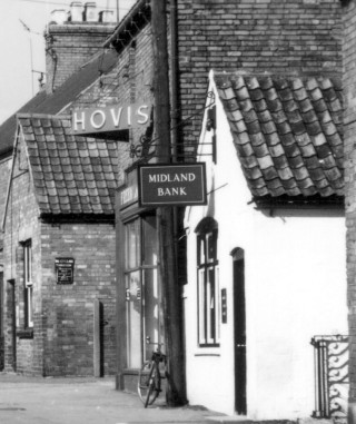 Queen_St_looking_North_cropped_Midland_Bank1 Midland Bank; Freeman Brown Bakery and what is now Sid's Greengrocery