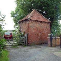Supra Picture 2. Is this the outbuilding seen in picture 1?