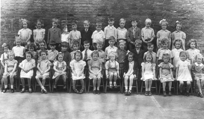 Bottesford School, a group photo of the children posed together in the school yard | Neville Spick