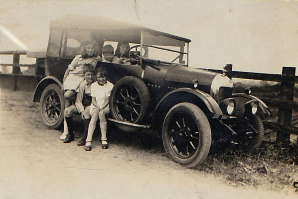 Vintage car, Sharpe children