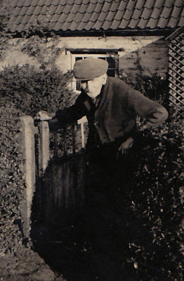 BOT187_003_03 James North, Muston
