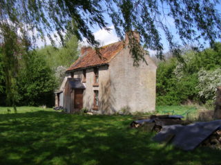 The lock-keeper's cottage at Stenwith in 2007, after Sid Damms had left and the cottage was empty. | Copyright Neil Fortey