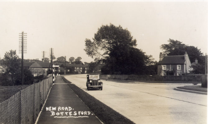 Postcard of the new Grantham Rd looking towards the new bridge over the Devon