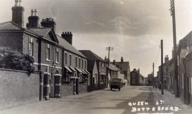 Postcard of Queen Street, with the old Police Station, malthouse and Rutland Arms on the left.