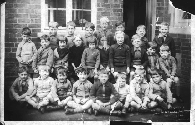 BOT025_021_02 MS children group1 Bottesford school, junior class in yard