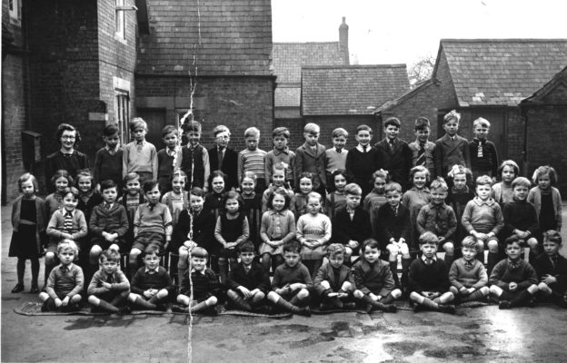 BOT025_022_02 MS children group2 Bottesford school children posed in the school yard.