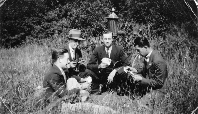 BOT119_001 AHE0001 Card players