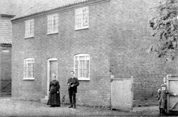 BOT119_021 Queen St Buggs House_02 Outside the Bugg's house, Bottesford High Street, c.1900