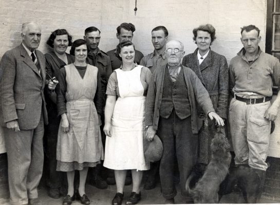 BOT189_028 DKI_1 33 Farm workers at Merrivale Farm, Plungar